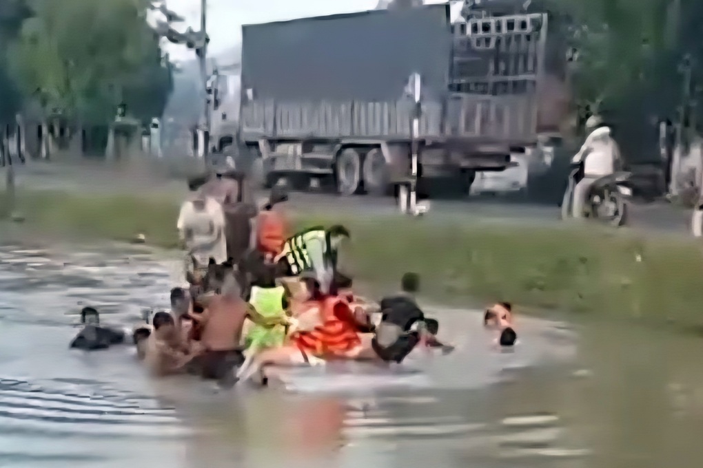 Khoảnh khắc người dân phá cửa cứu 13 nạn nhân trong ô tô rơi xuống mương - 1 Khoảnh khắc người dân phá cửa cứu 13 nạn nhân trong ô tô rơi xuống mương - 1