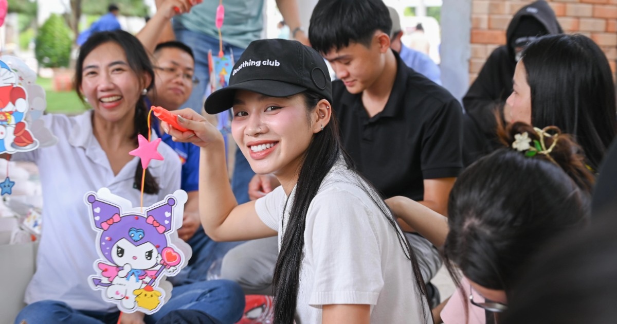 Hot girl Vietnam Idol 2023 tất bật phát quà bánh cho các em nhỏ tại sự kiện.