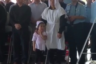 Vợ và con gái trong lễ tang Đại tá Trần Quang Khải.