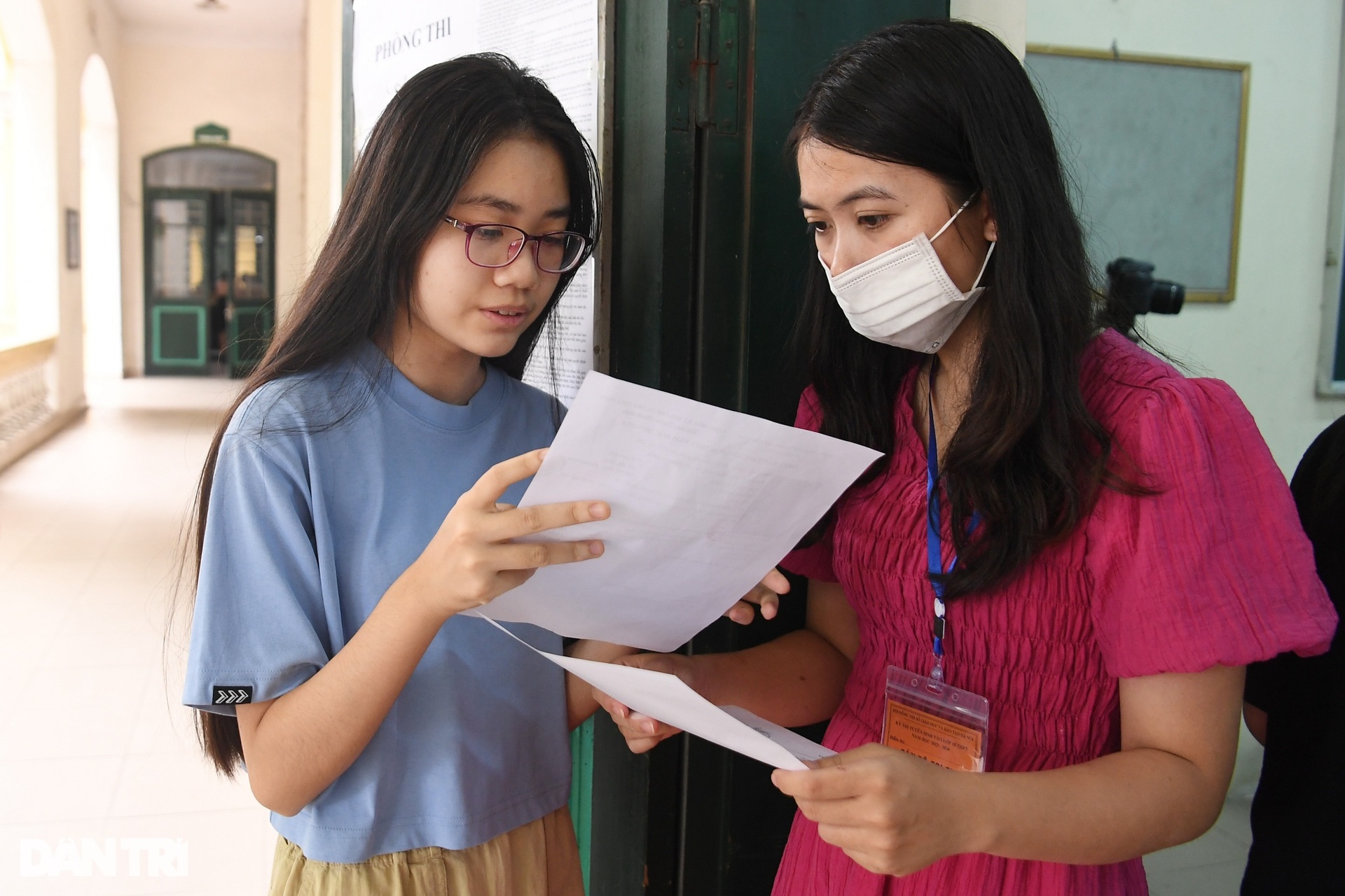Thí sinh Hà Nội chống nạng leo bộ 3 tầng để làm thủ tục dự thi vào lớp 10 - 10 Thí sinh Hà Nội chống nạng leo bộ 3 tầng để làm thủ tục dự thi vào lớp 10 - 10