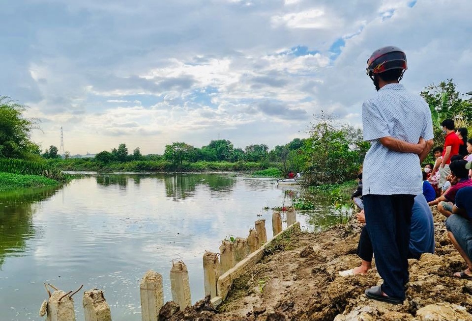 Rủ nhau đi bắt ốc làm mồi nhậu, một người mất tích dưới sông - 1 Rủ nhau đi bắt ốc làm mồi nhậu, một người mất tích dưới sông - 1