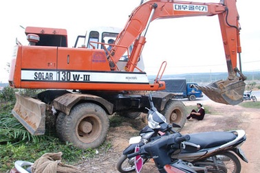 Nhiều ngôi mộ bị xới tung, dân bức xúc chặn đường xe cẩu