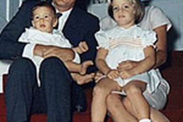 Nhà Trắng “quên” thiệp Giáng sinh của Tổng thống bị ám sát Kenedy