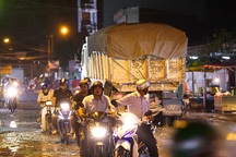 Con đường đau khổ ở TP. HCM: Đường cấm mà xe ben vô tư chạy!