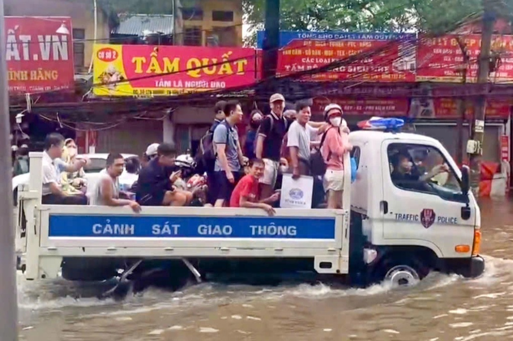 CSGT Hà Nội dùng ô tô đặc chủng chở người dân đi qua điểm ngập - 1 CSGT Hà Nội dùng ô tô đặc chủng chở người dân đi qua điểm ngập - 1