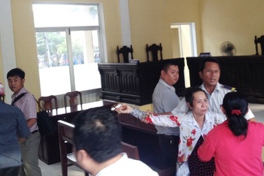 Sóc Trăng: Nguyên đơn rượt đánh bị đơn, chửi bới chủ tọa xét xử tại tòa