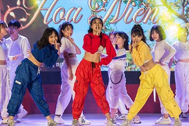 Lễ tri ân đầy sắc màu của học sinh khối 12 THPT Chu Văn An