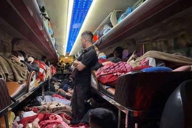 Xe 22 chỗ "nhồi" 73 người, tài xế và chủ xe bị phạt gần 280 triệu đồng