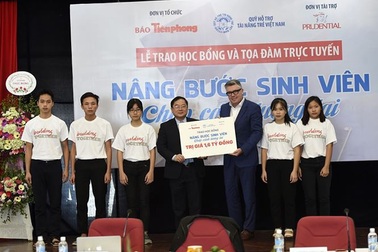 ​Ra mắt học bổng "Nâng bước sinh viên - Chấp cánh tương lai"