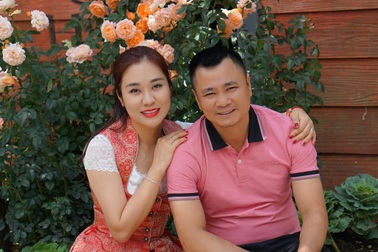 Bà xã kém 12 tuổi nói về Tự Long: Cầu toàn, sống thật, giao hết tiền cho vợ