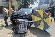 Xe bán tải gây tai nạn liên hoàn ở TPHCM, một shipper nhập viện cấp cứu