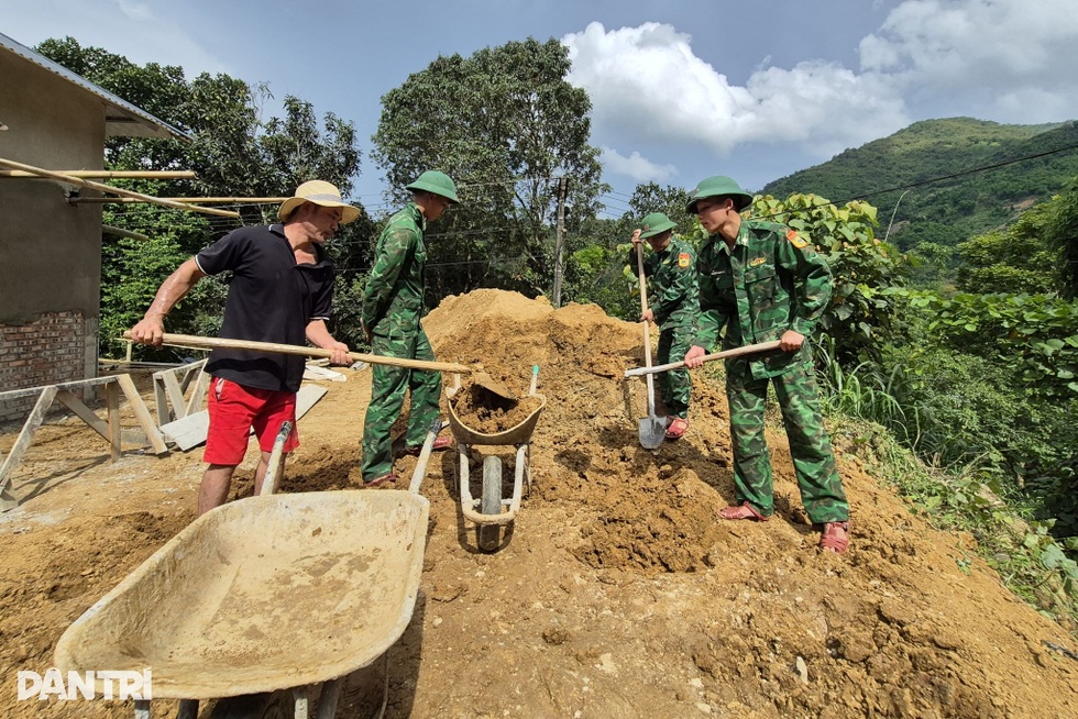 Bộ đội băng rừng, vượt sông giúp dân xây nhà - 2 Bộ đội băng rừng, vượt sông giúp dân xây nhà - 2