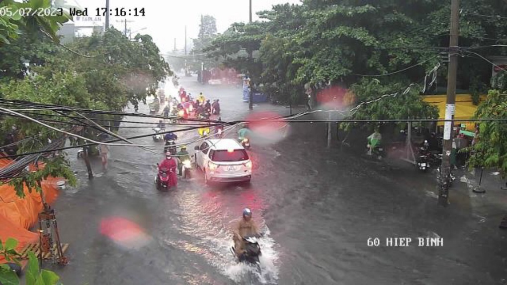 Mưa diện rộng gây ngập ở TPHCM đến cuối tuần - 2 Mưa diện rộng gây ngập ở TPHCM đến cuối tuần - 2