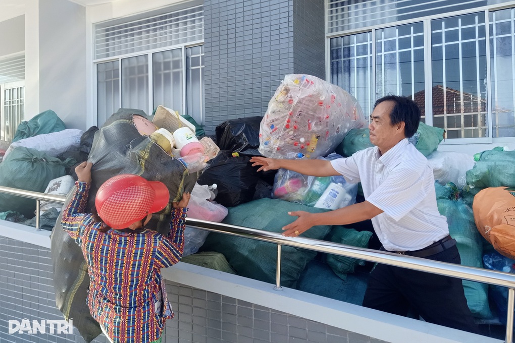 Người dân háo hức đổi 2kg rác thải nhựa lấy 5kg gạo - 4 Người dân háo hức đổi 2kg rác thải nhựa lấy 5kg gạo - 4