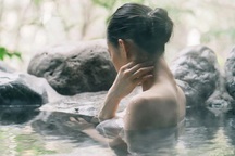 Gã đàn ông quay lén 1.000 nữ du khách tắm suối nước nóng