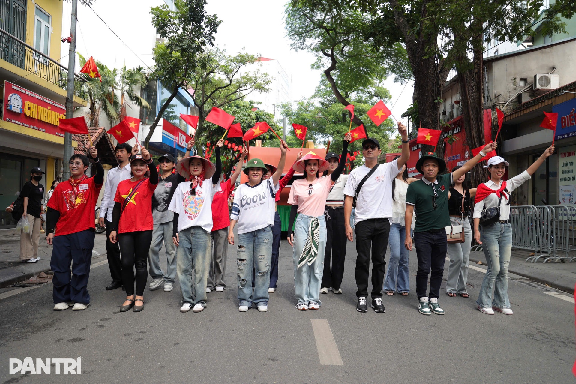 Nghệ sĩ tập A80: Đen Vâu, Hoàng Thuỳ Linh rạng rỡ, Lan Hương U70 vẫn sung - 1