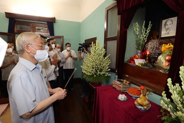 Tổng Bí thư dâng hương tưởng niệm Bác Hồ