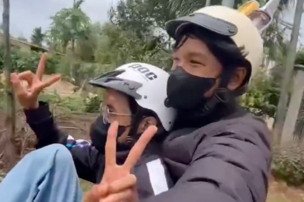 Công an mời chủ trang Facebook Cậu cả để làm rõ clip lái xe bằng 2 chân - 2 Công an mời chủ trang Facebook Cậu cả để làm rõ clip lái xe bằng 2 chân - 2