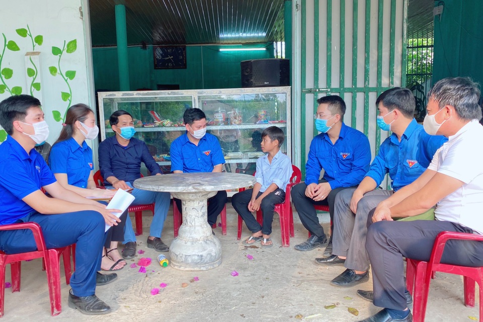Học sinh lớp 6 dũng cảm cứu người đuối nước được tặng Bằng khen - 2 Học sinh lớp 6 dũng cảm cứu người đuối nước được tặng Bằng khen - 2