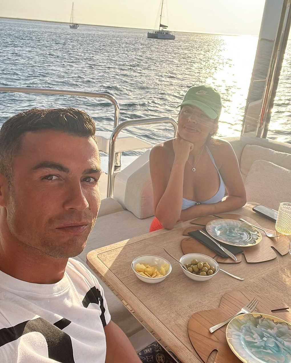 Bạn gái Ronaldo gây tranh cãi khi trở thành nàng thơ của nhà mốt lớn - 7 Bạn gái Ronaldo gây tranh cãi khi trở thành nàng thơ của nhà mốt lớn - 7