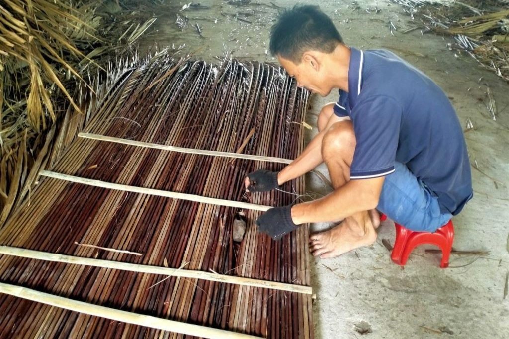 Os últimos habitantes que mantêm viva a vida em sua terra natal com folhas de coqueiro - 3 Những người cuối cùng giữ hơi thở quê hương bằng lá dừa nước - 3