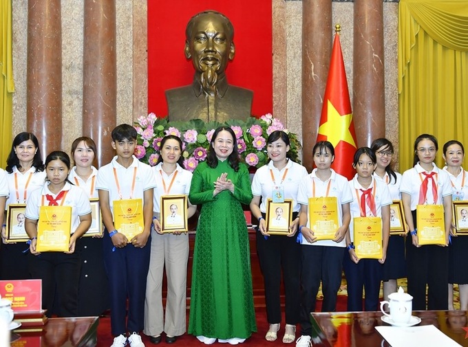 Phó Chủ tịch nước Võ Thị Ánh Xuân tặng quà các cặp mẹ - con đỡ đầu tiêu biểu.