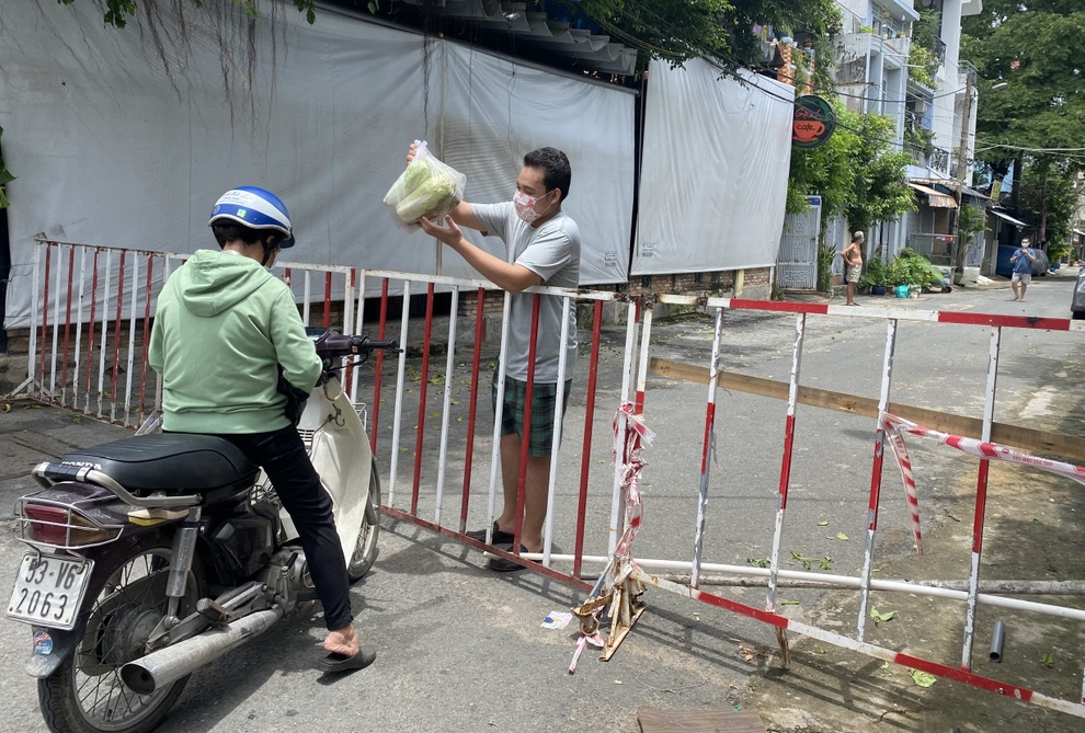 Được dân cầu cứu, Chủ tịch quận chỉ đạo phường dẹp ngay hàng rào cao ngất - 5 Được dân cầu cứu, Chủ tịch quận chỉ đạo phường dẹp ngay hàng rào cao ngất - 5
