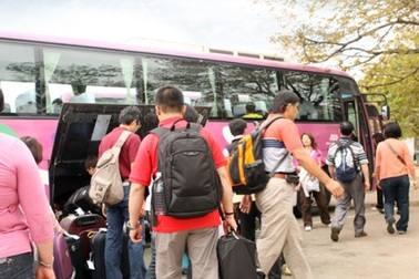 Giá xăng giảm, nhà vận chuyển vẫn “quay lưng” với lợi ích của du khách