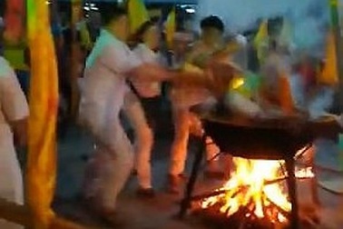 Pháp sư bị bỏng tử vong khi xông hơi trên chảo lửa để “tẩy rửa tâm hồn”