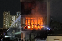 Cháy nhà ở phố Định Công Hạ, 3 xe cứu thương chở nạn nhân rời hiện trường