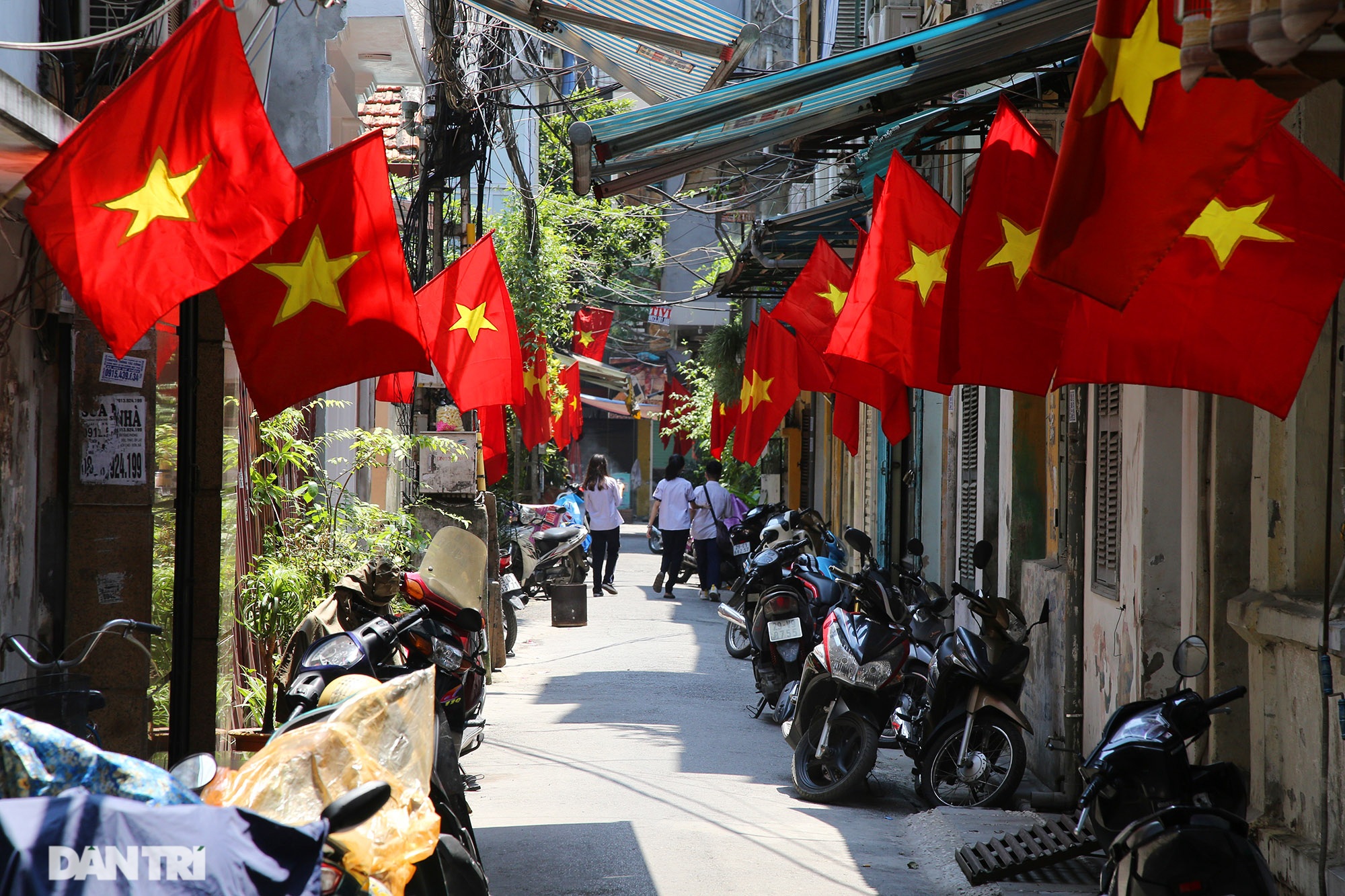 Hà Nội: Cờ Tổ quốc đỏ rực khắp phố phường mừng ngày Quốc Khánh - 2 Hà Nội: Cờ Tổ quốc đỏ rực khắp phố phường mừng ngày Quốc Khánh - 2