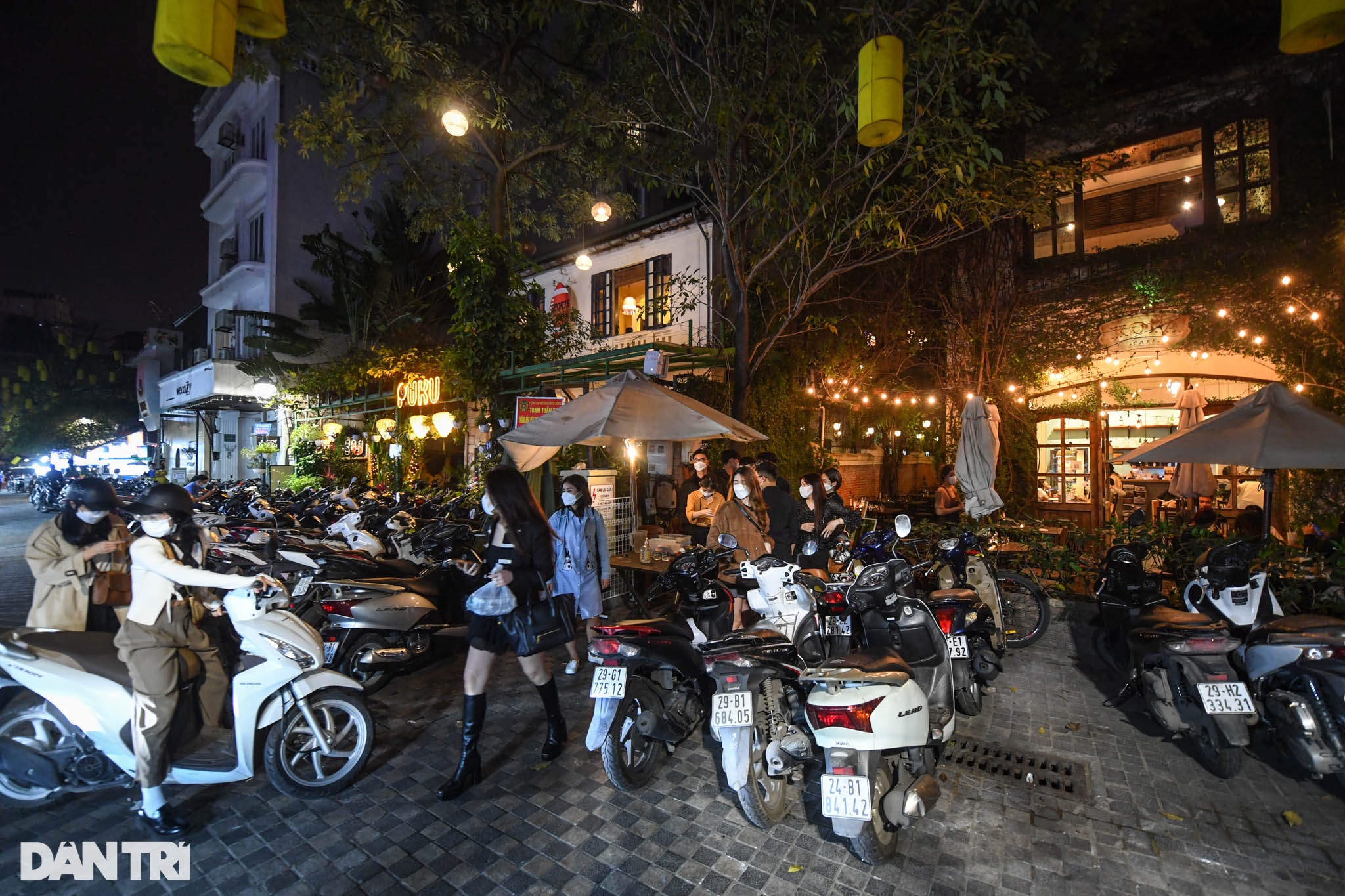 Hà Nội: Phố bia Tạ Hiện đông kín khách, các hàng quán nhộn nhịp sau 21h - 11 Hà Nội: Phố bia Tạ Hiện đông kín khách, các hàng quán nhộn nhịp sau 21h - 11