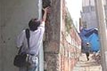 Bờ tường cầu Văn Thánh 2 sắp sập