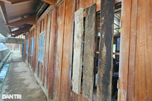 Học sinh vùng biên học tập trong ngôi trường thiếu trước, hở sau