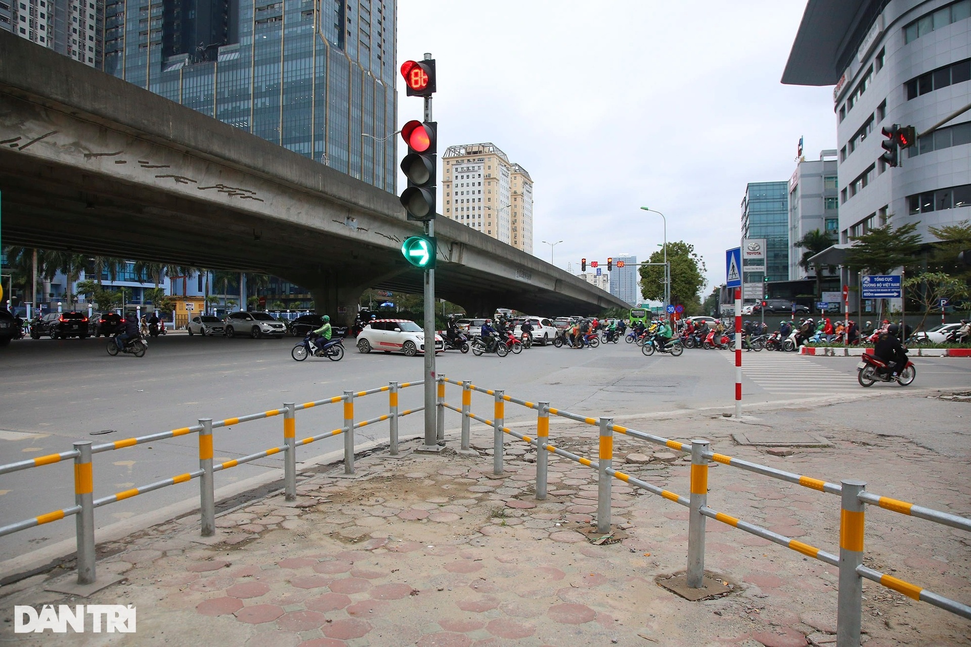 Rào chắn vỉa hè ngăn xe máy gây khó, người đi bộ bất đắc dĩ phải trèo qua - 13 Rào chắn vỉa hè ngăn xe máy gây khó, người đi bộ bất đắc dĩ phải trèo qua - 13