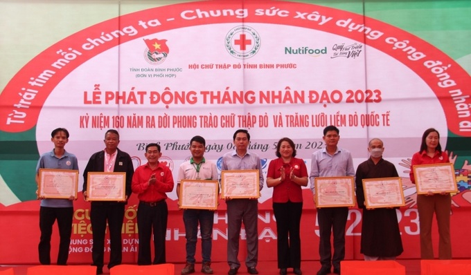 Tháng nhân đạo năm 2023 các cấp hội chữ thập đỏ trong toàn tỉnh Bình Phước đã vận động, thực hiện trên 10 tỷ đồng, đã trợ giúp trên 20.000 lượt người nghèo, người có hoàn cảnh khó khăn.