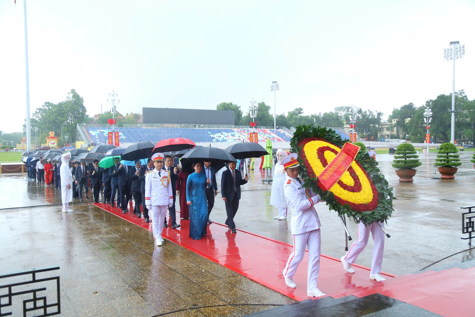 Lãnh đạo, cán bộ Bộ Nội vụ viếng lăng, báo công Chủ tịch Hồ Chí Minh - 1 Lãnh đạo, cán bộ Bộ Nội vụ viếng lăng, báo công Chủ tịch Hồ Chí Minh - 1