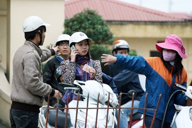 Sử dụng điện thoại ở cây xăng có thể bị phạt đến 5 triệu đồng