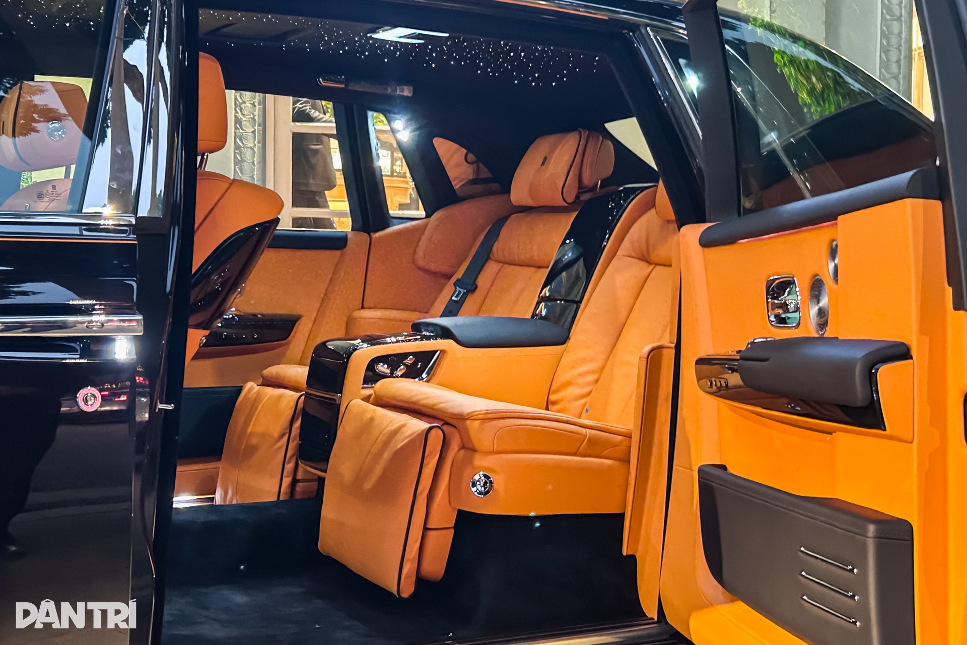 Đại gia TPHCM chi 60 tỷ mua Rolls-Royce Phantom VIII, chọn biển số 40 triệu - 8 Đại gia TPHCM chi 60 tỷ mua Rolls-Royce Phantom VIII, chọn biển số 40 triệu - 8