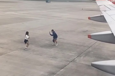 Cô gái nhảy múa, quay TikTok trong sân bay khiến nhiều người ngán ngẩm