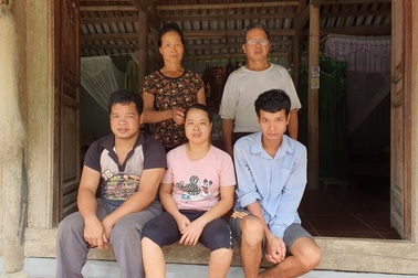 Thương gia đình nghèo lay lắt nuôi 3 đứa con cùng mang bệnh giống nhau