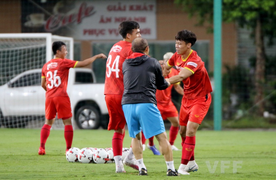 Đội tuyển Việt Nam tập bài lạ, HLV Park Hang Seo chơi xấu Quế Ngọc Hải - 3