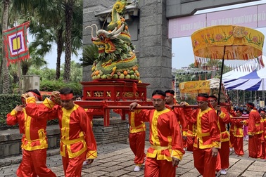 Rước kiệu mang lễ vật dâng lên các Vua Hùng