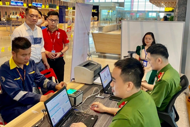 Cấp căn cước công dân và tài khoản định danh điện tử tại sân bay Vân Đồn