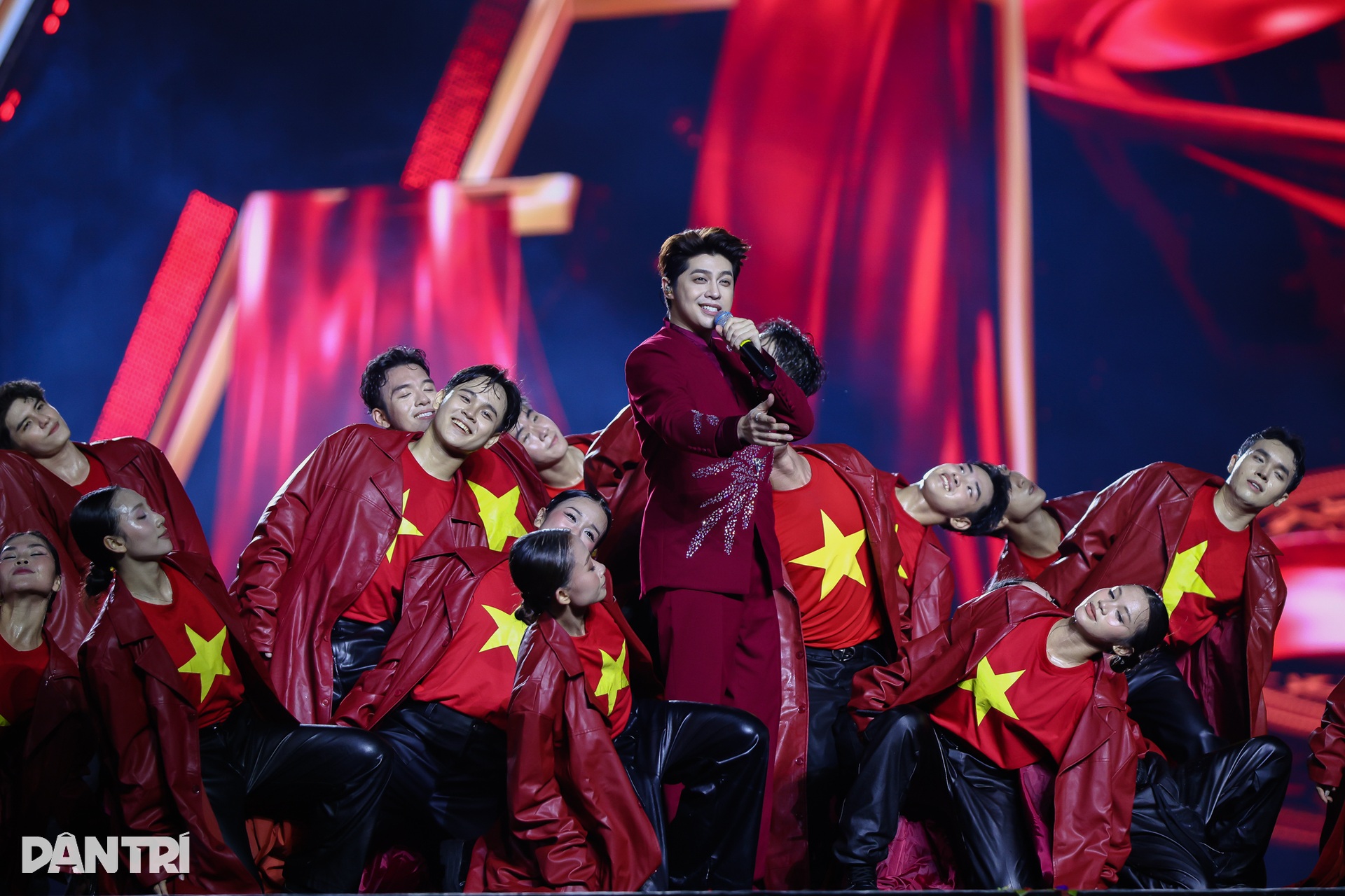 70.000 khán giả hòa nhịp đập yêu nước trong concert Tổ quốc trong tim - 14 70.000 khán giả hòa nhịp đập yêu nước trong concert Tổ quốc trong tim - 14