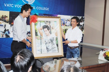 Siêu mẫu Hồ Đức Vĩnh bất ngờ vì... quà tặng