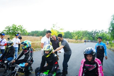 Johnny Trí Nguyễn cùng bạn gái Nhung Kate hào hứng tham gia Đại hội Môtô 2018