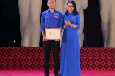 Bộ GD&ĐT tặng Bằng khen cho nam sinh dũng cảm cứu người giữa dòng lũ