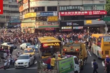 Đài Loan tắc đường vì hàng ngàn người đi "săn" Pokemon hiếm