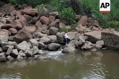 Giá xăng quá đắt, người đàn ông tạo ra chiếc xe mô tô chạy bằng nước thải